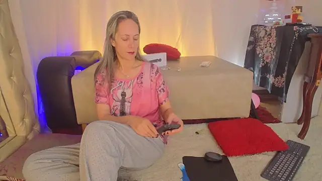 Snapshot of laurasofia45 chatting on 06.11.26 laurasofia45 online show from 06.11.26
