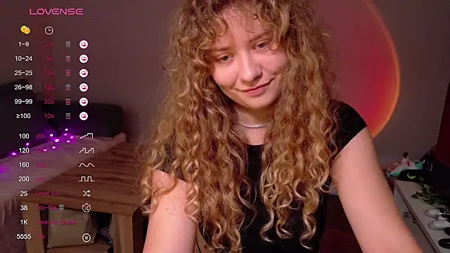 Snapshot of Milounee chatting on 06.20.26 Milounee online show from 06.20.26