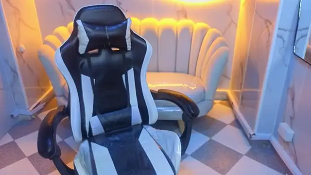 Snapshot of Valerie_moon_b chatting on 03.04.26 Valerie moon b online show from 03.04.26