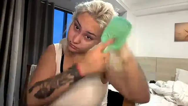 LuxureMia online show from 02.12.26