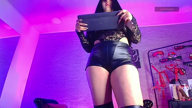 Snapshot of MadameDaphnee chatting on 02.04.26 MadameDaphnee online show from 02.04.26