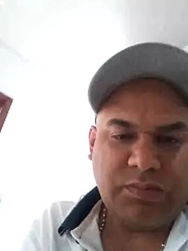 Snapshot of wessAndSandri chatting on 02.13.26 wessAndSandri online show from 02.13.26