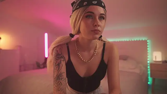 Sarah Pink online show from 01.26.25