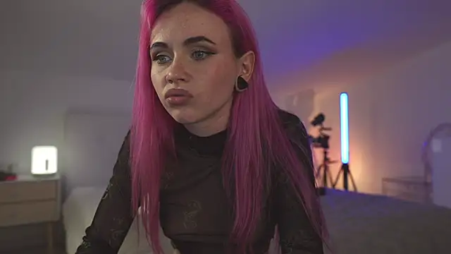 Sarah Pink online show from 02.25.25