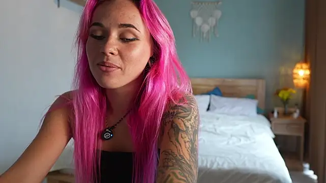 Sarah Pink online show from 11.09.25