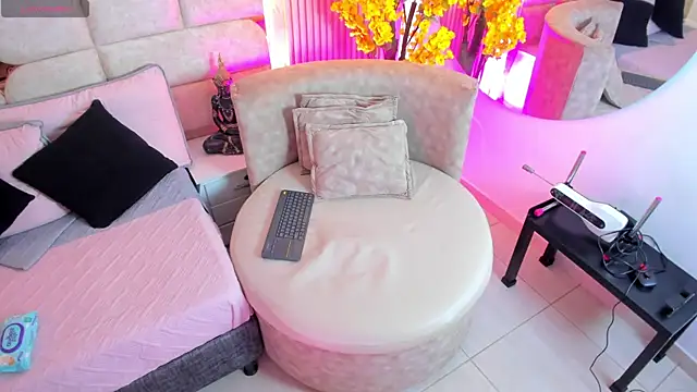 EmmaLovve online show from 04.18.26