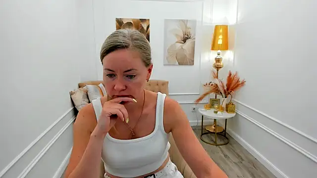Snapshot of CharlotteKerti chatting on 06.14.26 CharlotteKerti online show from 06.14.26