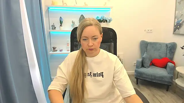 Snapshot of CharlotteKerti chatting on 06.17.26 CharlotteKerti online show from 06.17.26