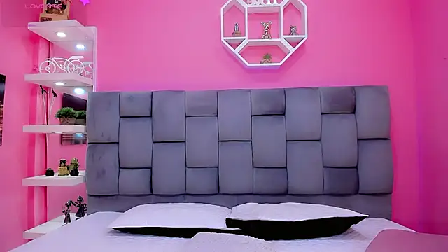 ManuelaJohnson online show from 04.19.26