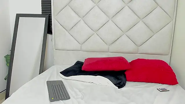 Layla Charlotte online show from 02.03.26