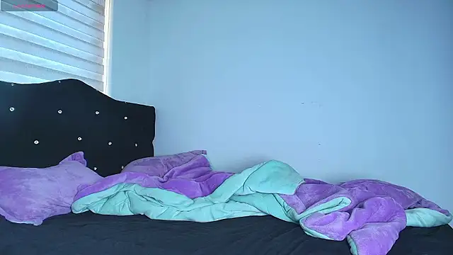 Snapshot of alys_love chatting on 02.18.26 alys love online show from 02.18.26