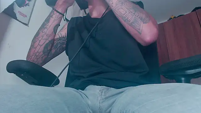 Snapshot of theskateboy chatting on 06.19.26 theskateboy online show from 06.19.26