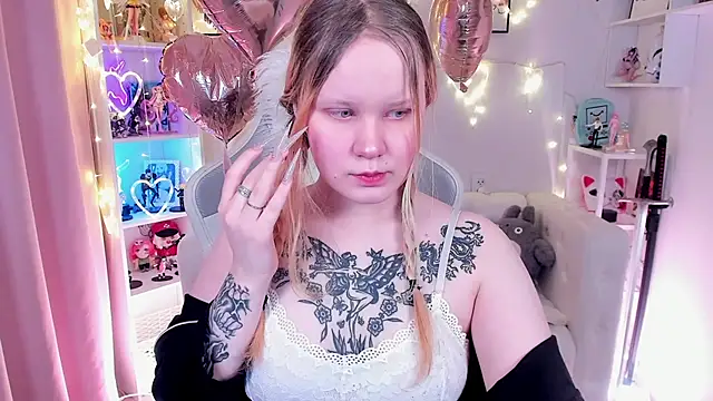 Snapshot of AnnieVibe chatting on 02.14.26 AnnieVibe online show from 02.14.26