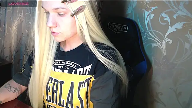 Snapshot of Shiny_Victoria chatting on 02.18.26 Shiny Victoria online show from 02.18.26