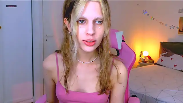 Snapshot of Maxine_gold chatting on 06.20.26 Maxine gold online show from 06.20.26