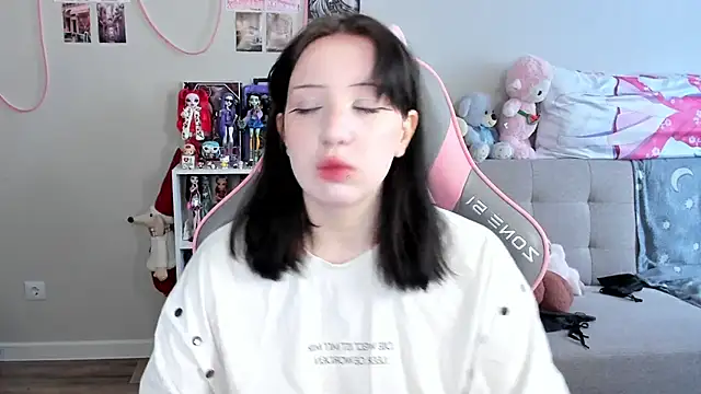 MollysLand online show from 04.10.26