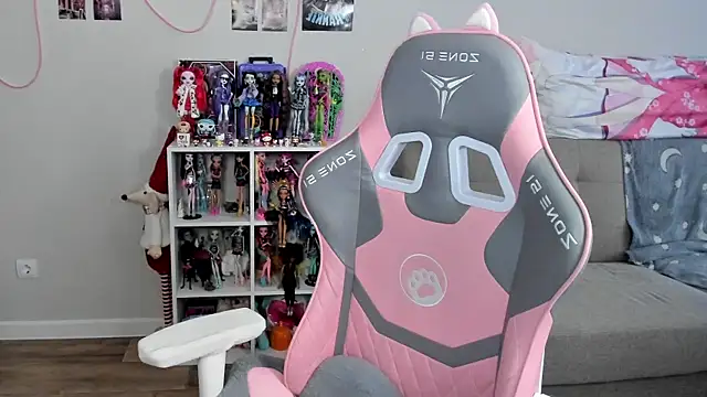 MollysLand online show from 04.13.26