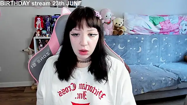 Snapshot of MollysLand chatting on 06.16.26 MollysLand online show from 06.16.26