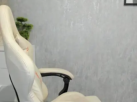 Snapshot of MistressMiia chatting on 05.30.26 MistressMiia online show from 05.30.26