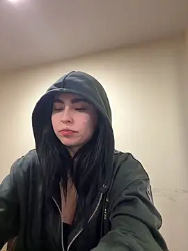 Sara Fernandez  online show from 04.20.26