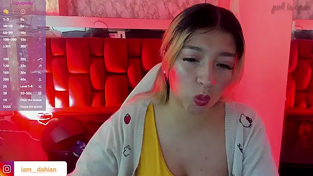 Snapshot of Dahiana_Dmour_ chatting on 06.21.26 Dahiana Dmour online show from 06.21.26