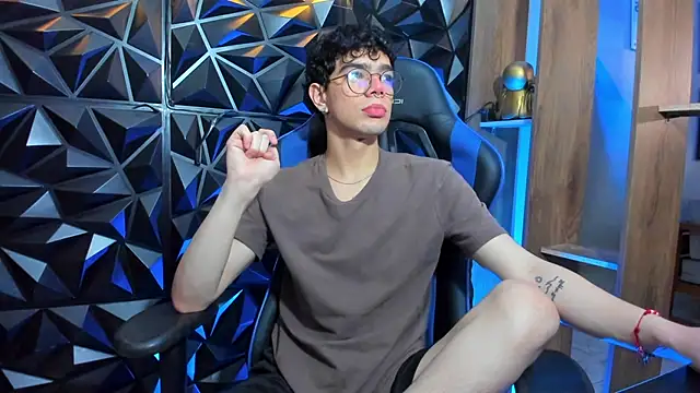 Snapshot of Elbombondelcircuit chatting on 03.04.26 Elbombondelcircuit online show from 03.04.26