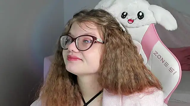 Snapshot of ChloeHalses chatting on 02.04.26 ChloeHalses online show from 02.04.26