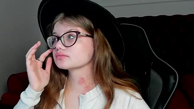 ChloeHalses online show from 04.19.26