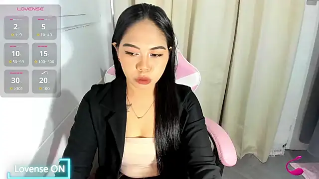 Snapshot of Ursweetyshaine chatting on 06.10.26 Ursweetyshaine online show from 06.10.26