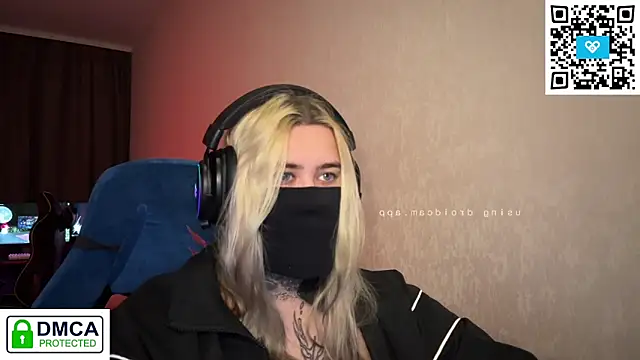 Snapshot of UnaXyling chatting on 03.04.26 UnaXyling online show from 03.04.26