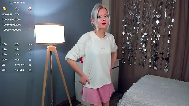 Snapshot of GoldenLenarz chatting on 02.20.26 GoldenLenarz online show from 02.20.26