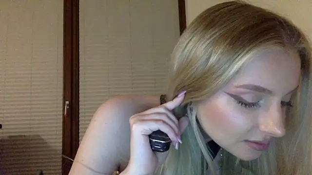 Snapshot of MayaWetDream chatting on 04.22.26 MayaWetDream online show from 04.22.26