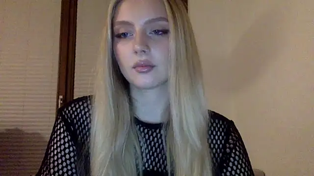 Snapshot of MayaWetDream chatting on 04.23.26 MayaWetDream online show from 04.23.26