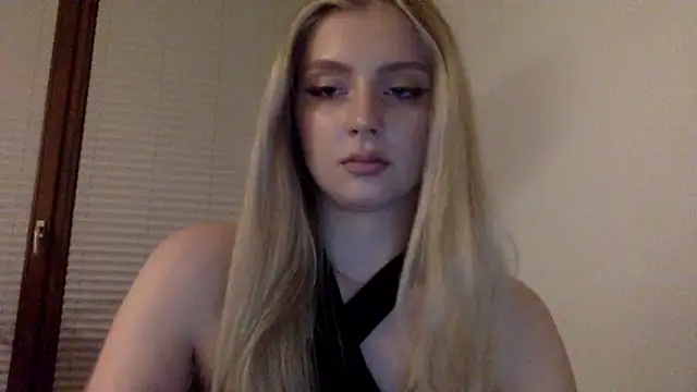 Snapshot of MayaWetDream chatting on 04.28.26 MayaWetDream online show from 04.28.26