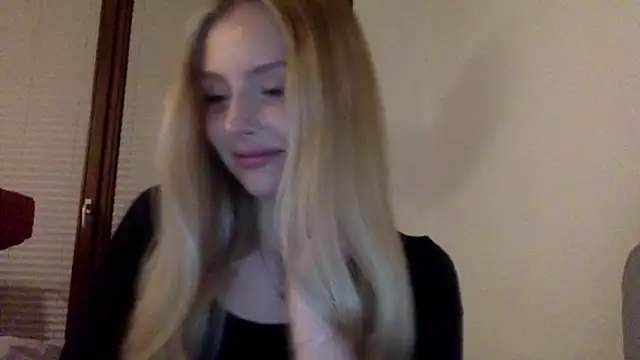 Snapshot of MayaWetDream chatting on 04.29.26 MayaWetDream online show from 04.29.26
