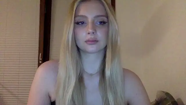 Snapshot of MayaWetDream chatting on 05.05.26 MayaWetDream online show from 05.05.26