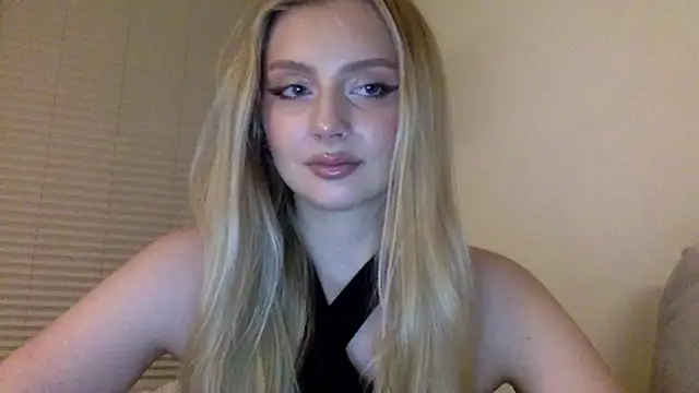 Snapshot of MayaWetDream chatting on 05.06.26 MayaWetDream online show from 05.06.26