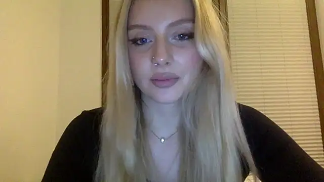 Snapshot of MayaWetDream chatting on 05.12.26 MayaWetDream online show from 05.12.26