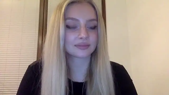 Snapshot of MayaWetDream chatting on 05.14.26 MayaWetDream online show from 05.14.26