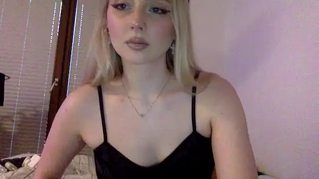 Snapshot of MayaWetDream chatting on 05.17.26 MayaWetDream online show from 05.17.26