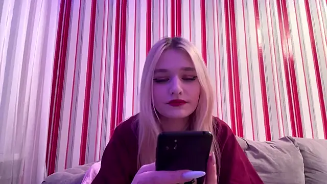 MiaBerlateen online show from 02.19.26