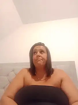 Snapshot of louisa36 chatting on 06.19.26 louisa36 online show from 06.19.26