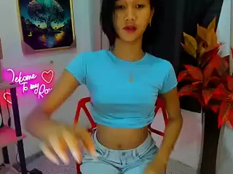 Snapshot of littlemikay chatting on 02.18.26 littlemikay online show from 02.18.26