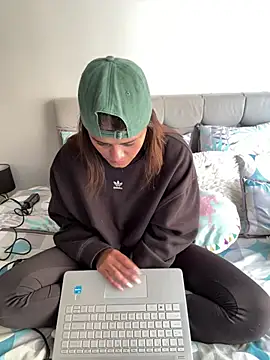 RachelWeisz  online show from 04.18.26