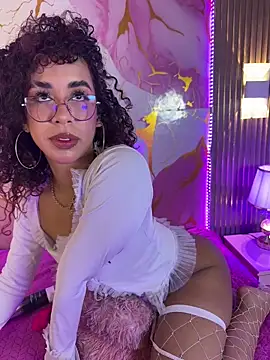 Woo isDaphne online show from 03.02.26