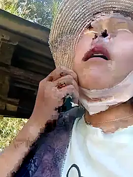 Snapshot of Yiyoongg chatting on 02.15.26 Yiyoongg online show from 02.15.26