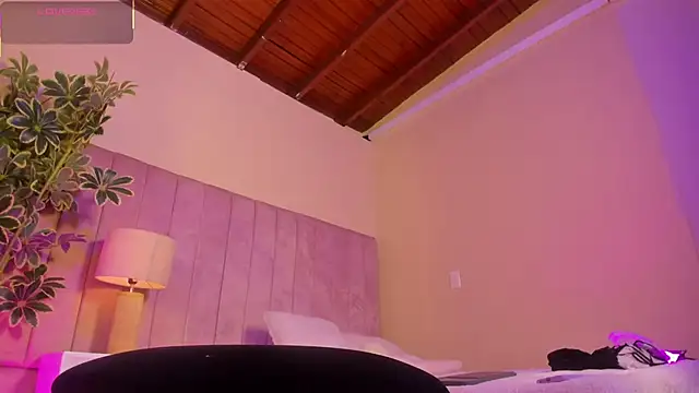 Ashley Beaomunt online show from 04.17.26