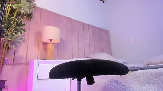 Ashley Beaomunt online show from 05.24.26