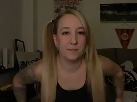 Snapshot of Ninimaus chatting on 02.20.26 Ninimaus online show from 02.20.26