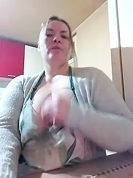 Snapshot of HotStepmommy4 chatting on 02.13.26 HotStepmommy4 online show from 02.13.26